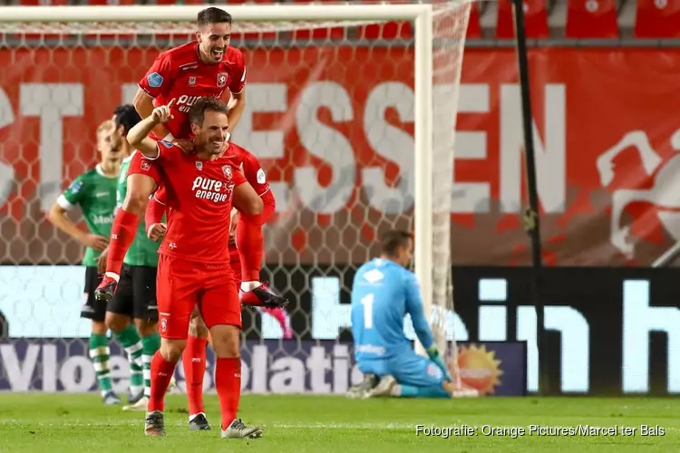 FC Twente wordt op weg geholpen door PEC Zwolle (5-1)