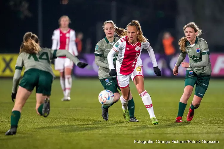 Ajax Vrouwen gaat winterstop in met zege op PEC Zwolle