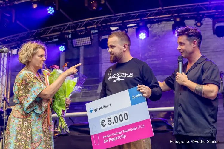 Hiphop artiest NESS ontvangt Zwolse Cultuur Talentprijs: de Peperclip tijdens Stadsfestival