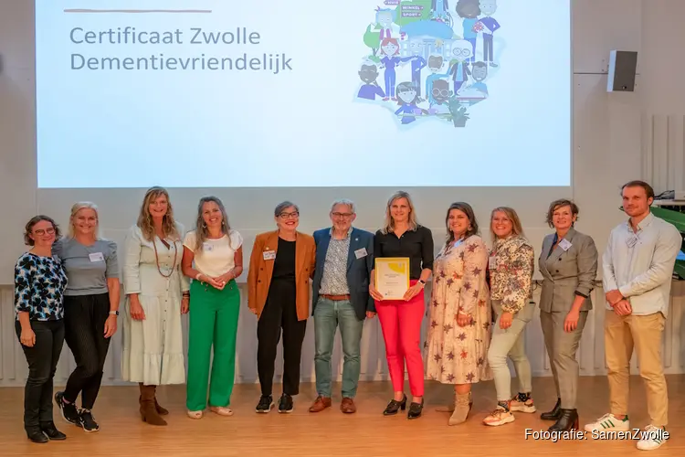 Wethouder Dorrit de Jong neemt het certificaat Zwolle Dementievriendelijk in ontvangst!