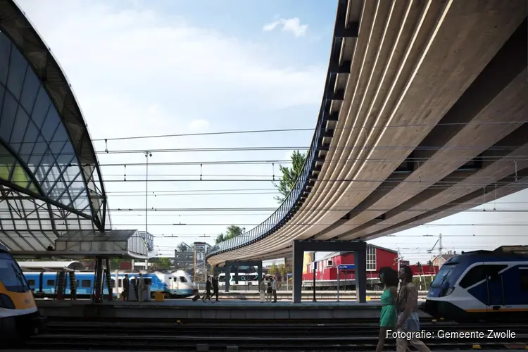 De Passerelle, de nieuwe duurzame loopbrug over het spoor, komt naar Zwolle